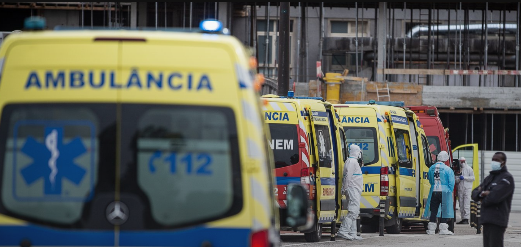 Porque é que há tantas ambulâncias à porta do Hospital de Santa Maria?
